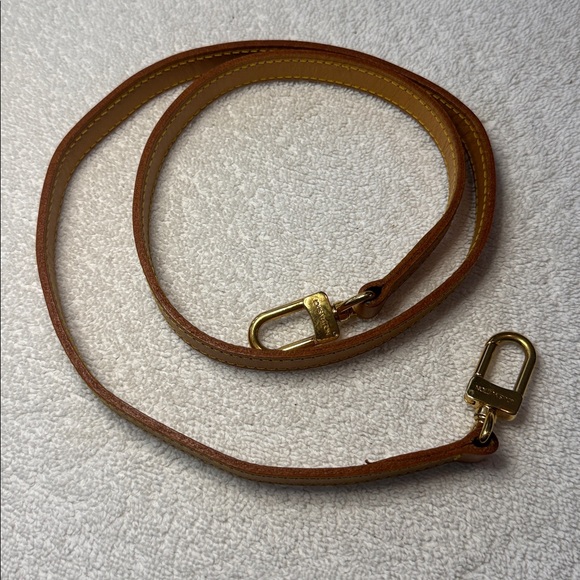 Louis Vuitton Beige Leather Crossbody Strap 
Gold Clasp with box and dust bag - Picture 3 of 14